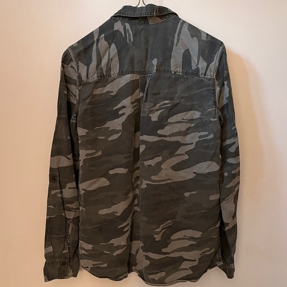 🏷️ 2/$20 Express Camo Button-down Tunic Shirt - Picture 2 of 4